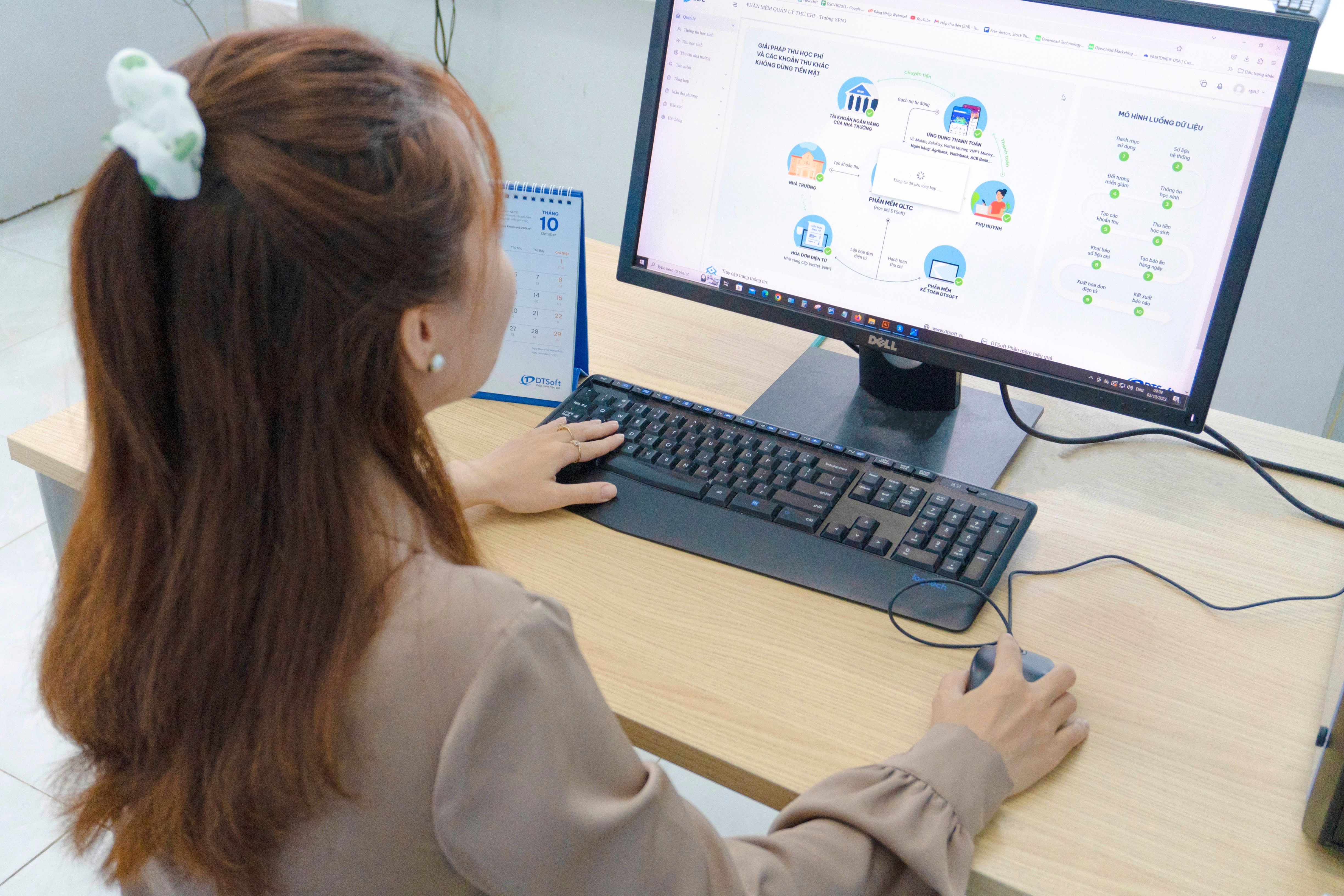 Persona gestionando su empresa con DoliERP en la nube